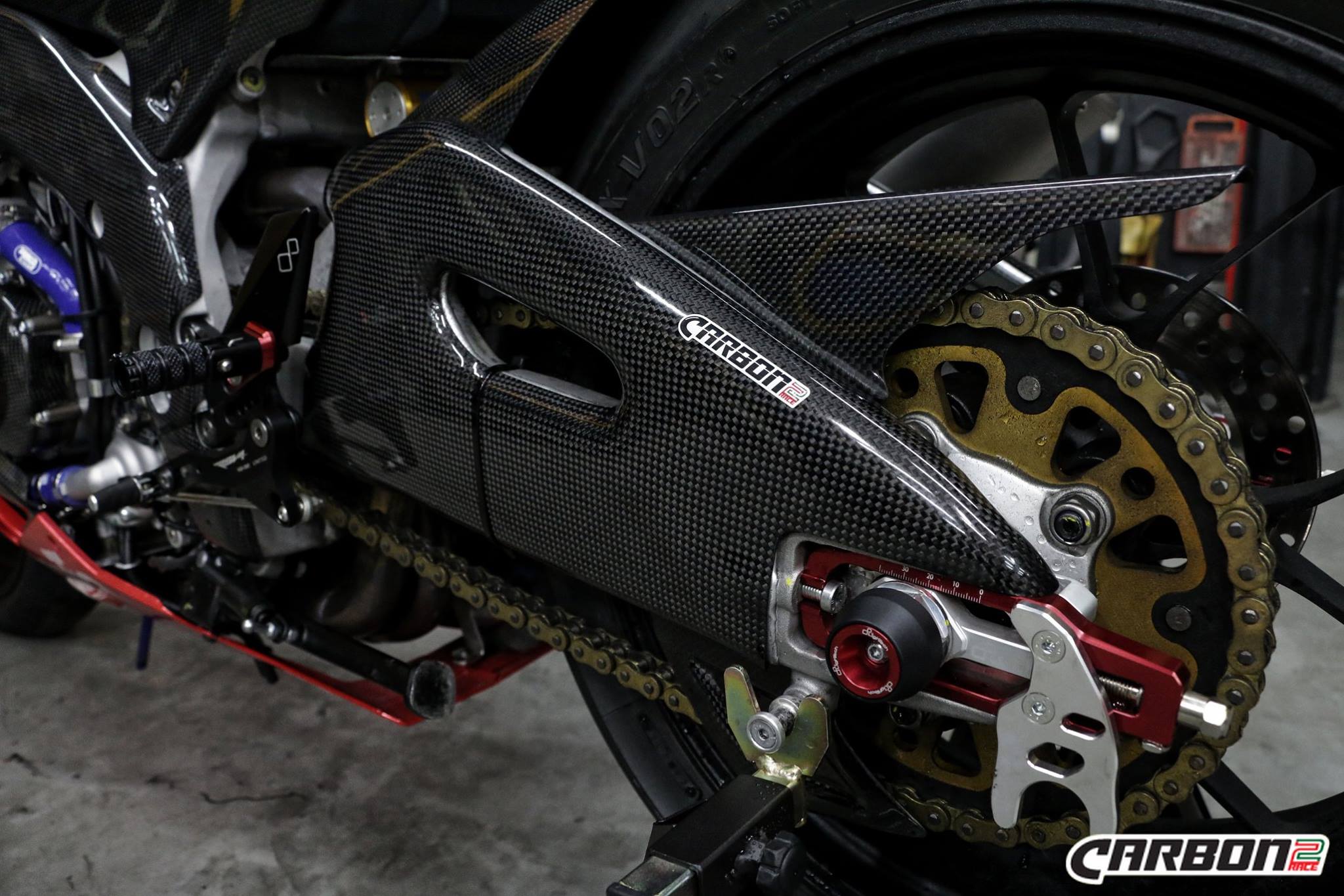 Carbon2Race, CARBON2RACE Aprilia RSV4 (09/14) Carbon Swingarm Covers