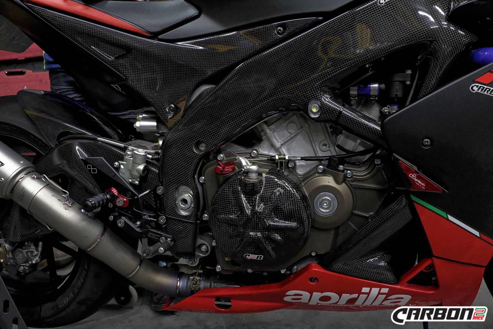 Carbon2Race, CARBON2RACE Aprilia Tuono V4 (2011+) Carbon Clutch Cover Protection