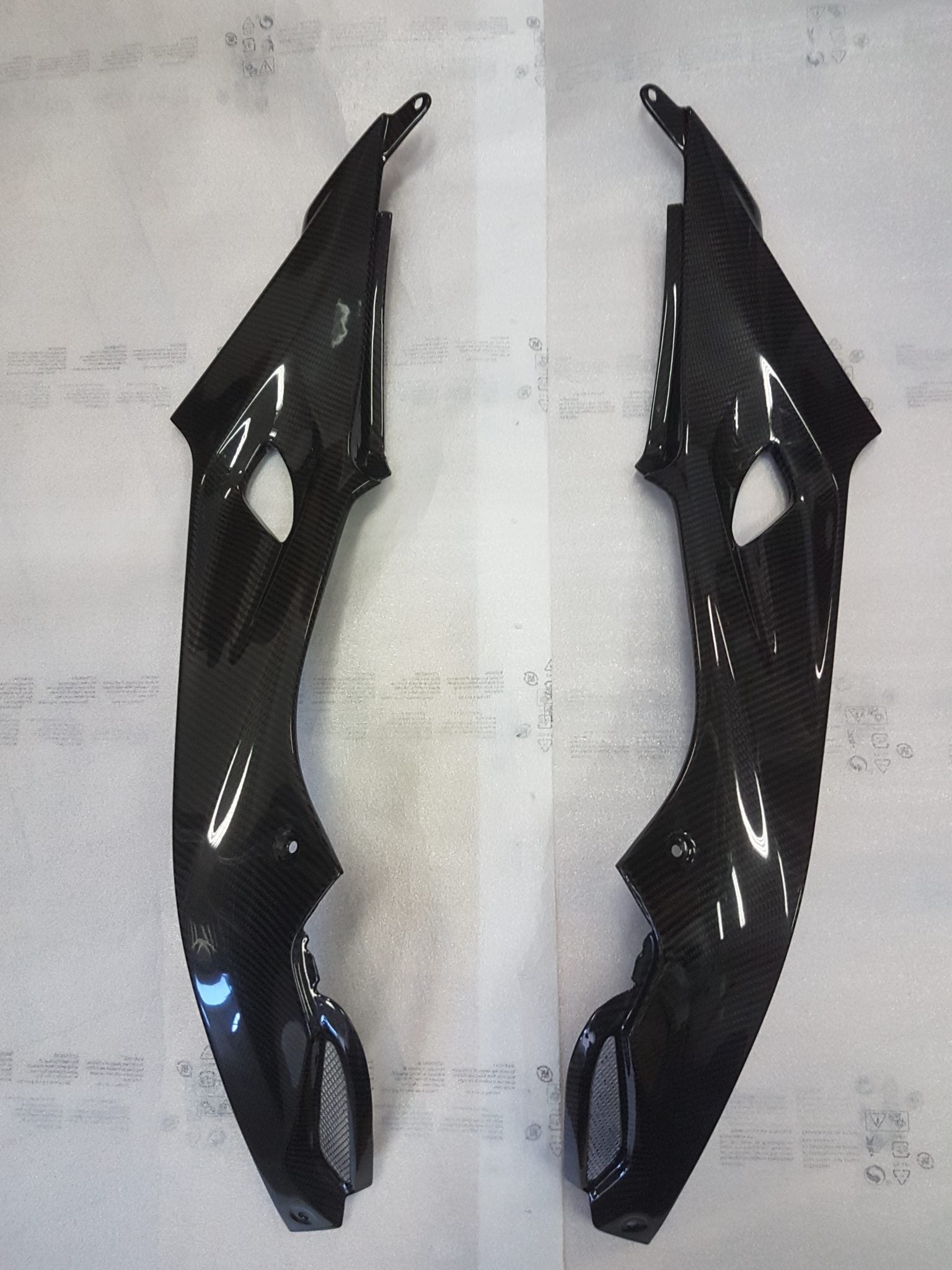 Carbon2Race, CARBON2RACE BMW S1000RR (15/18) Carbon Side Tank Panels