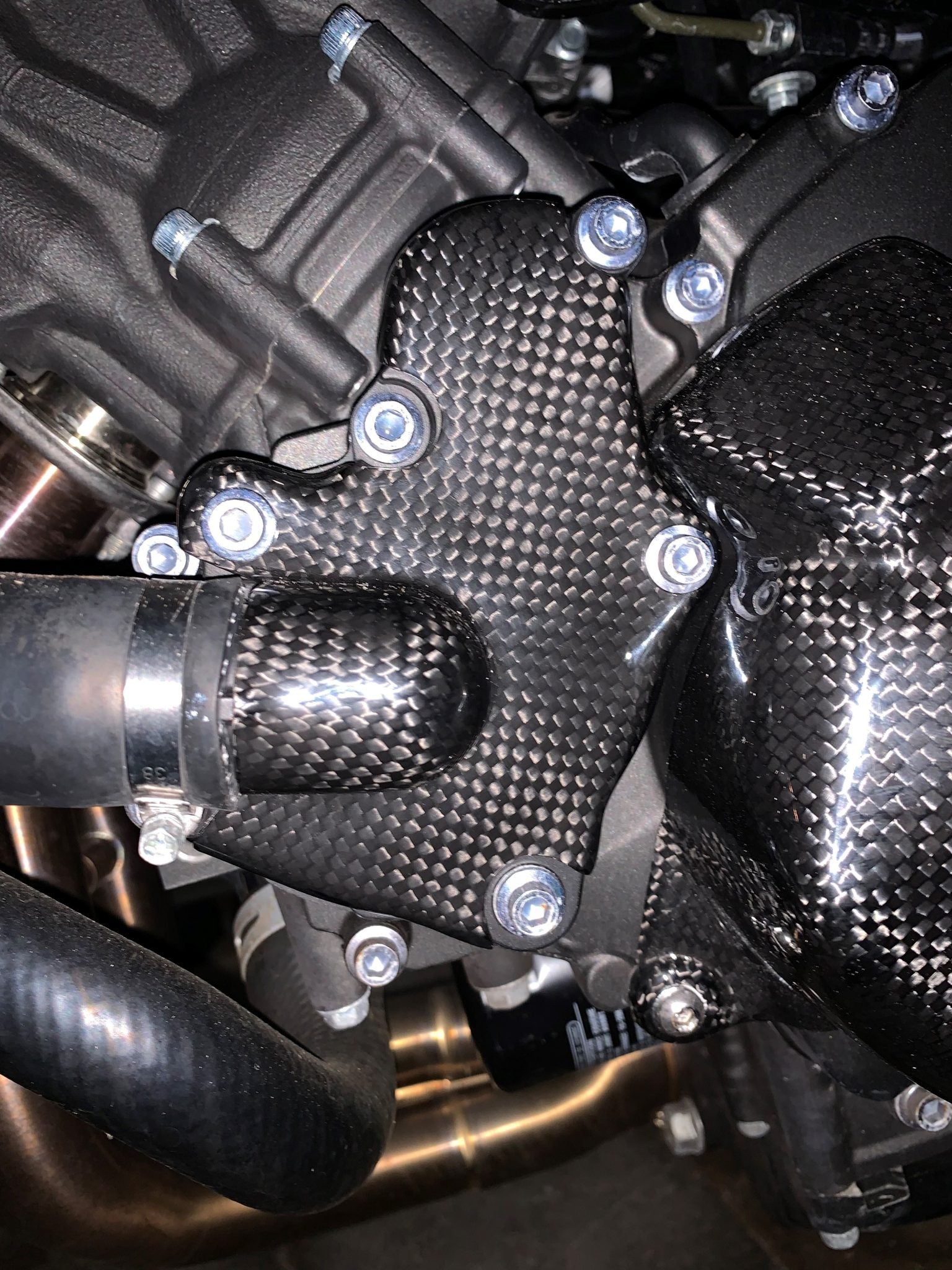 Carbon2Race, CARBON2RACE Yamaha XSR900 (16/21) Carbon Water Pump Cover